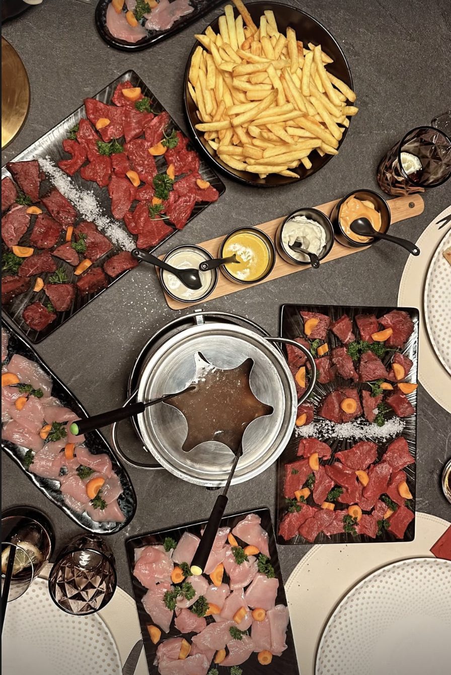 Fondue chinoise, plateaux de viande et sauces